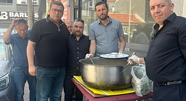Eskişehir'de yaşayan Aşağı Piribeyli köylüleri vatandaşlara aşure ikramında bulundu