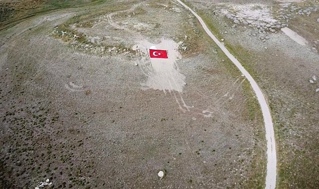 Eskişehirli gençler Milli Takıma destek için dağa Türk Bayrağı nakşetti