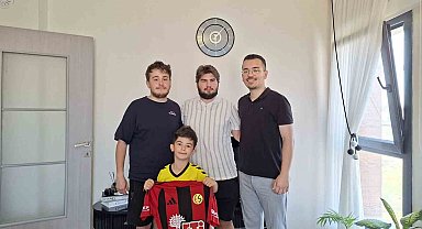 Eskişehirspor'un minik kahramanına Üni Nefer'den anlamlı ziyaret