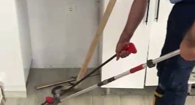 Eve giren yılanı itfaiye ekipleri çıkardı