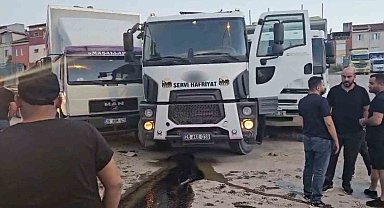 Facianın eşiğinden dönüldü: Freni boşalan kamyon 2 kamyona çarptı, parka metreler kala durdu