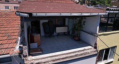 Fatih Laleli'de binadan kopan beton ve metal parçalar yere düştü, facianın eşiğinden dönüldü