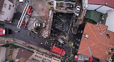 Fatih'te motosiklet tamirhanesinde yangın: İş yeri ve araçlar küle döndü