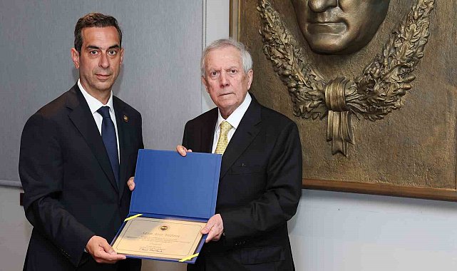 Fenerbahçe Başkanı Aziz Yıldırım mazbatasını aldı