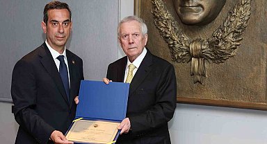Fenerbahçe Başkanı Aziz Yıldırım mazbatasını aldı