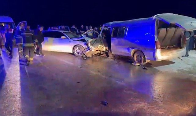 Gaziantep'te 2 araç kafa kafaya çarpıştı: 1 ölü, 12 yaralı