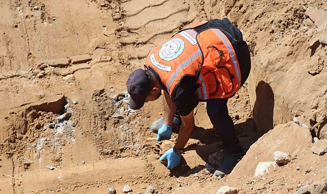 Gazze'deki mezarlıkta onlarca insan kalıntısı çıkarıldı