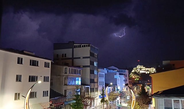 Geceyi gündüze çeviren şimşekler: Kars semalarında nefes kesen ışık gösterisi