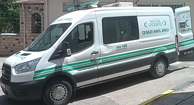 Gömleği ağaca takılınca düştü, kullandığı traktörün altında hayatını kaybetti