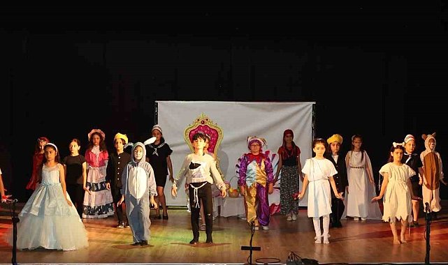 Gönenli öğrencilerden "Oyuncak" adlı tiyatro gösterisi