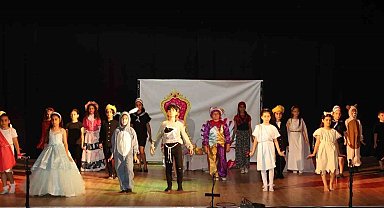 Gönenli öğrencilerden "Oyuncak" adlı tiyatro gösterisi