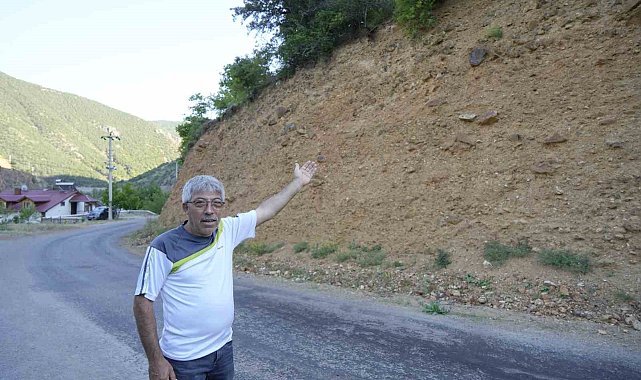 Gümüşhane'de vatandaşların tapulu arazileri toprak kaymaları nedeniyle her geçen gün küçülüyor
