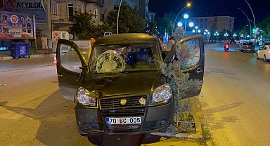 Hafif ticari aracın çarptığı belediye işçisi ağır yaralandı