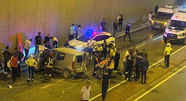 Hafif ticari araçla otomobilin karıştığı kazada: 1'i ağır 7 kişi yaralandı