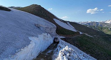 Hakkari'de 5 metreyi bulan karda yayla yolları açılıyor