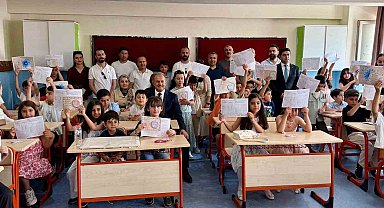 Hakkari'de 69 bin 17 öğrenci karne sevinci yaşadı