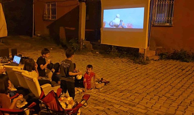 Hakkari'de dev ekranda sinema keyfi