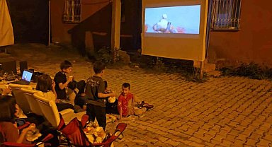 Hakkari'de dev ekranda sinema keyfi