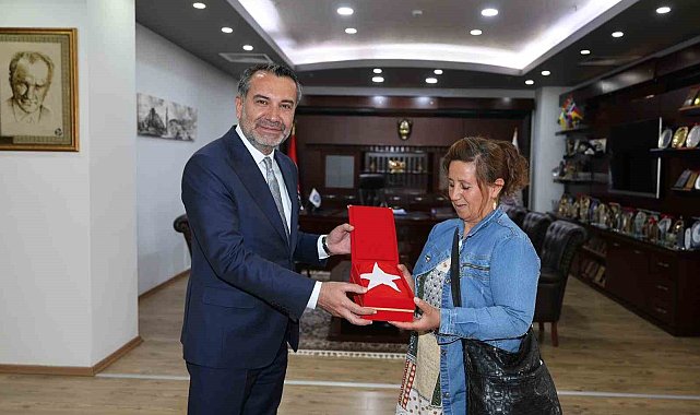 Halk otobüsündeki bayrağı silen kadına Başkan Şerifoğulları'ndan anlamlı hediye