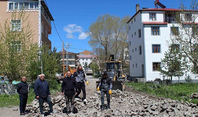 Hanak ilçesinde kilit parke çalışmaları başladı