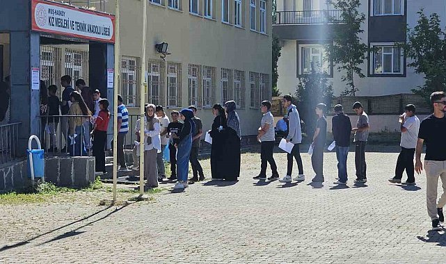 Hasköy'de LGS heyecanı: Öğrenciler ve veliler sınav öncesi duygularını paylaştı