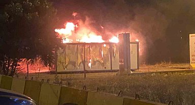 Hatay'da alevlere teslim olan konteyner kullanılamaz hale geldi