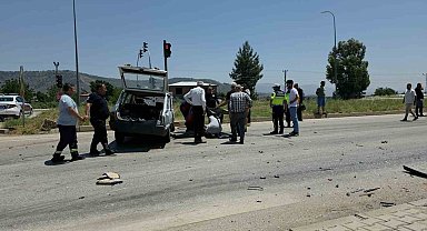 Hatay'da seyir halindeki iki otomobil çarpıştı: 1'i ağır 2 yaralı