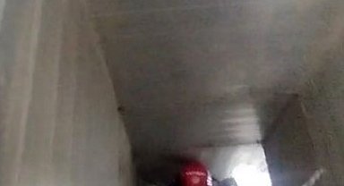 Havalandırma boşluğuna sıkışan kedi kurtarıldı