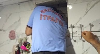 Havalandırma boşluğunda mahsur kalan güvercini itfaiye kurtardı