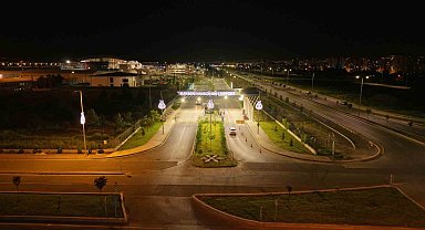 Havalimanı yolu geceleri renkli görünüme kavuşuyor