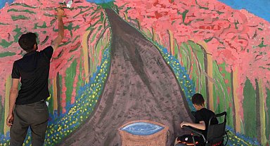 Hayallerini gerçekleştiremeyen oğluna babası duvarı tuval yaptı