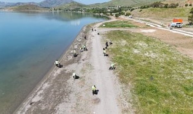 Hazar Gölü'nde dev temizlik 12 ton atık toplandı