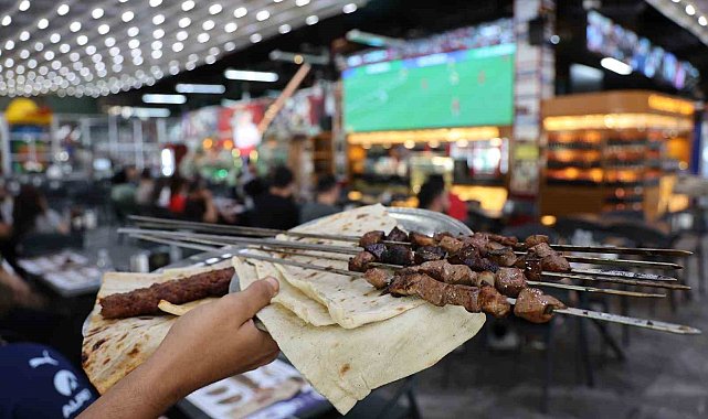 Hem ciğer yediler hem de dev ekranda maçı izlediler