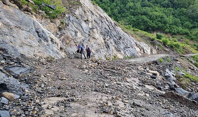 Heyelan nedeniyle kapanan köy yolunda vatandaşlar halatlarla karşıya geçti