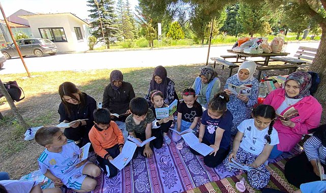 Hisarcık'ta öğrenci ile velilerin doğada kitap okuma etkinliği