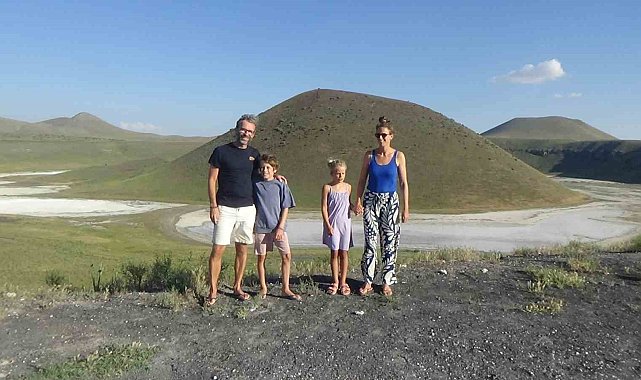 Hollandalı aile Meke Gölü ve Acıgöl'e hayran kaldı