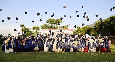 İlahiyat Fakültesinde mezuniyet coşkusu