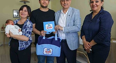 İlkadım'da doğan 555'inci bebeğin ilk hediyesi Başkan Kurnaz'dan