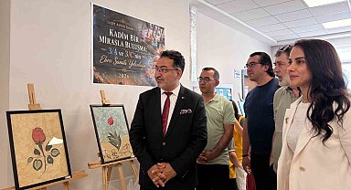 İlkokul öğrencileri ebru eserlerini sergiledi