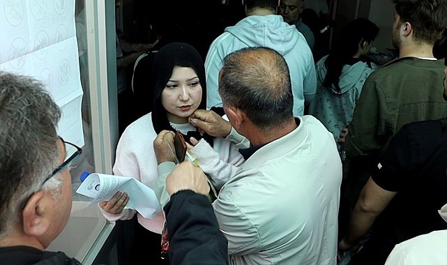 İnci kolyesini çıkartamayınca çakı ile kesmek zorunda kaldı