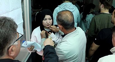 İnci kolyesini çıkartamayınca çakı ile kesmek zorunda kaldı