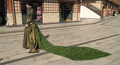 İranlı öğrenci 5 bin çay yaprağı kullanarak elbise tasarladı