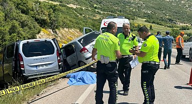 Isparta'da iki otomobil çarpıştı: 1 ölü, 5 yaralı
