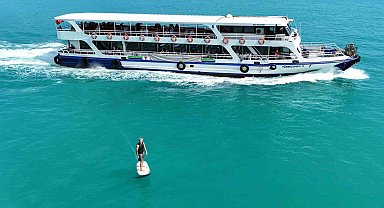İstanbul Boğazı'nın turkuaz sularında elektrikli sörf