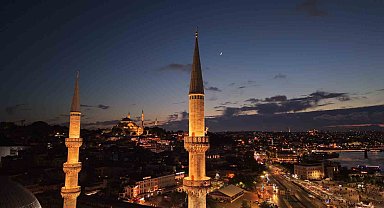 İstanbul semalarında ay yıldız göz kamaştırdı