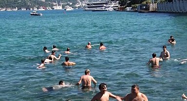 İstanbul'da termometreler 36 dereceyi gösterdi: Sıcaktan bunalan vatandaşlar sahillere akın etti