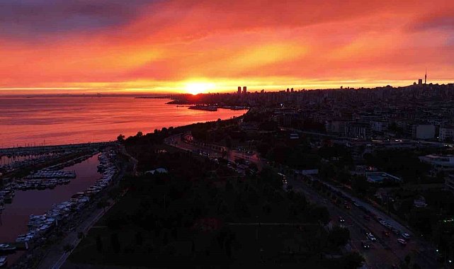 İstanbul'da yağmur sonrası gün batımı mest etti