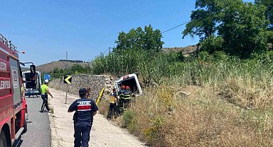 İstinat duvarına çarpan hafif ticari araç yan yattı: 1 yaralı