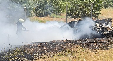 İtfaiye arabayı, vatandaşlar ise araçtaki parayı söndürmeye çalıştı