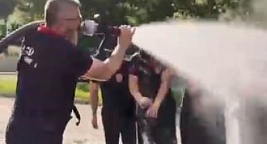 İtfaiyecilik bölümünde mezun olan öğrencilere tazyikli suyla veda